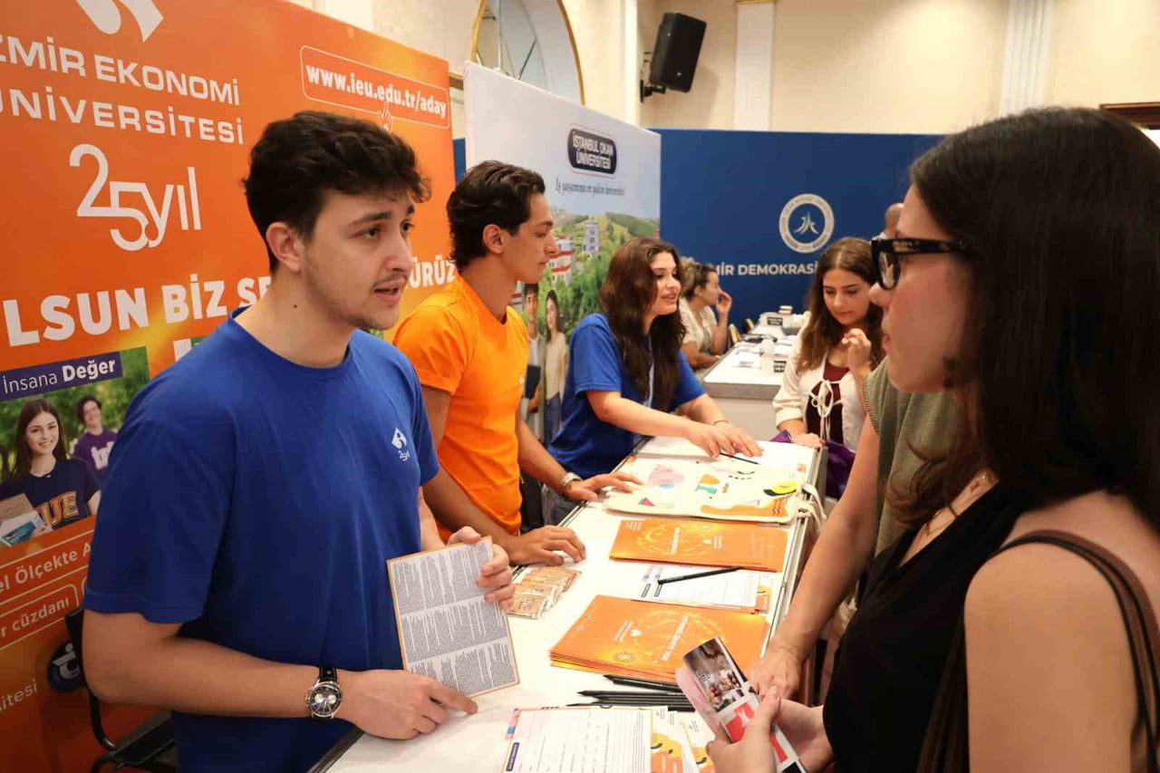 İZMİR EKONOMİ ÜNİVERSİTESİ, ‘GELECEĞİN MESLEKLERİ’ BULUŞMASININ GERÇEKLEŞTİĞİ ESNADA ARTI TERCİH...