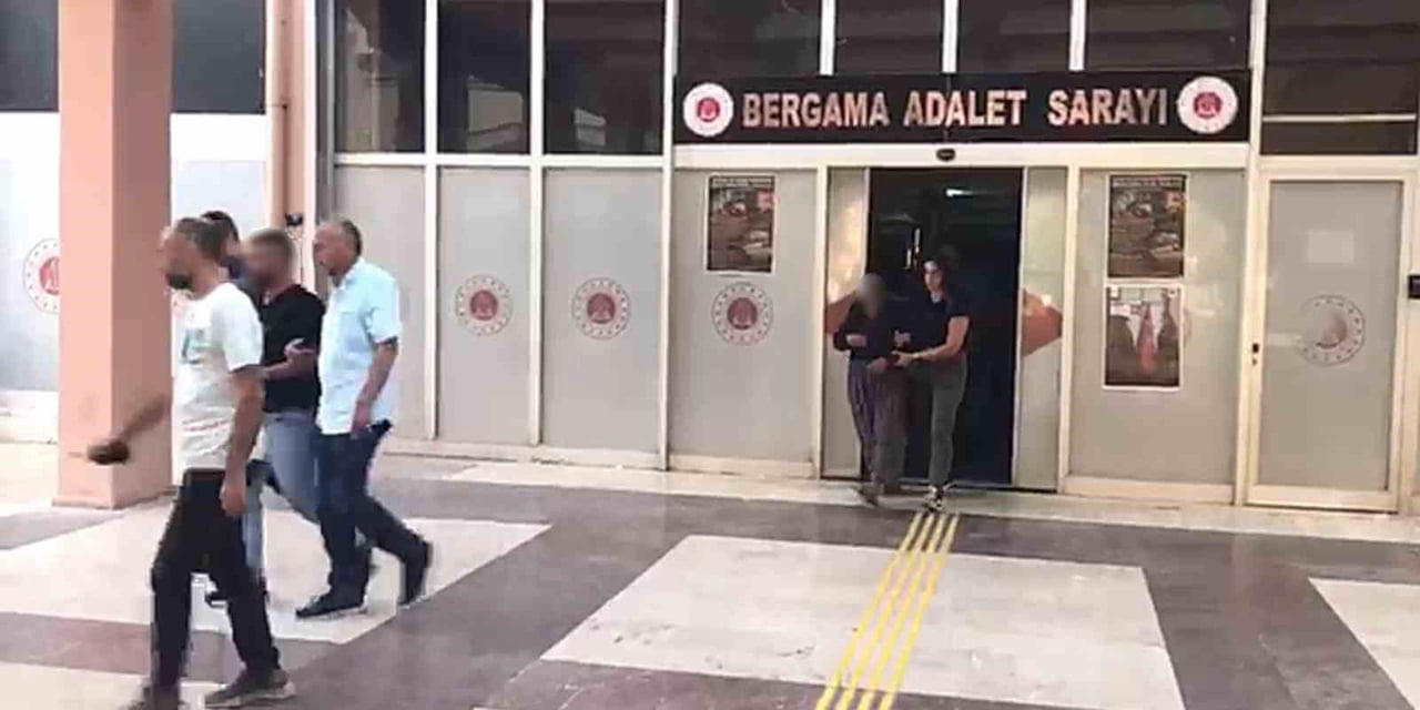 İZMİR’İN BERGAMA İLÇESİNDE DÜZENLENEN EŞ ZAMANLI UYUŞTURUCU OPERASYONUNDA GÖZALTINA ALINAN ANNE VE...