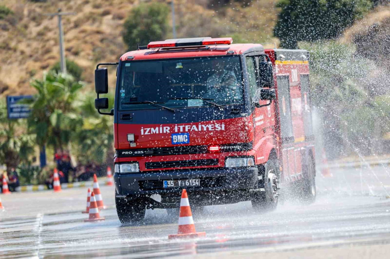İZMİR İTFAİYESİ’NİN ŞOFÖRLERİ ZORLU EĞİTİMLERDEN GEÇİYOR