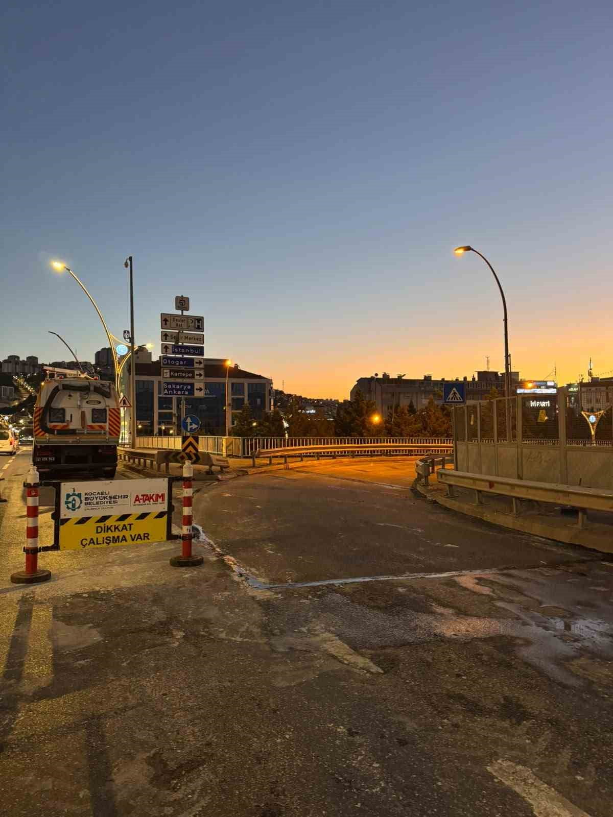 İZMİT'TE HER GÜN BİNLERCE ARACIN KULLANDIĞI ADALET KÖPRÜSÜ'NDE 450 METRELİK ASFALT YENİLEME...