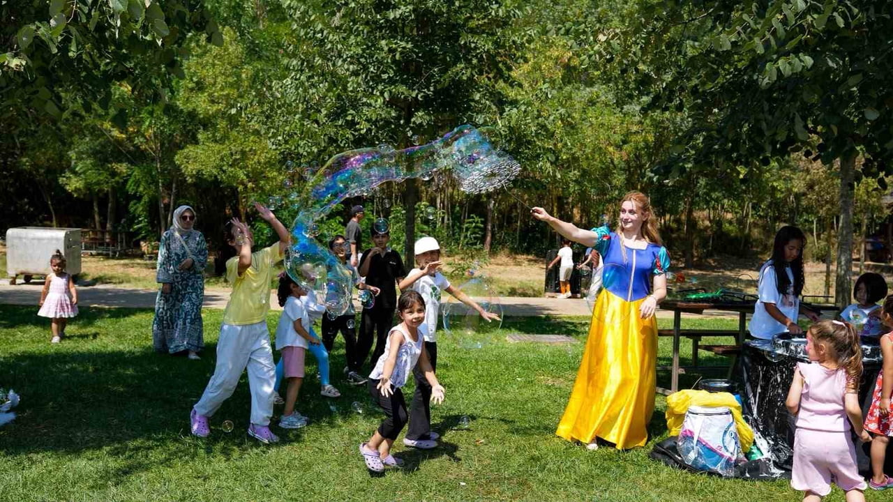İZMİT VE GEBZE’DE DÜZENLENEN “LOKOAİLE BULUŞMALARI”NDA ÇOCUKLAR RENKLİ ETKİNLİKLERLE DOYASIYA...