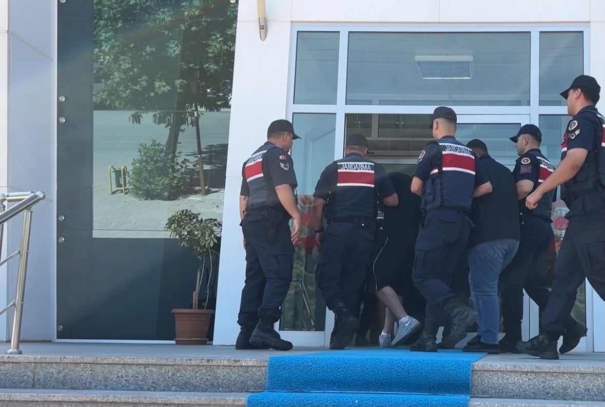 JANDARMADAKİ İŞLEMLERİNİN ARDINDAN ADLİYEYE SEVK EDİLEN 4 ŞÜPHELİ, BUCAK ADLİYESİ'NE ÇIKARILDI....
