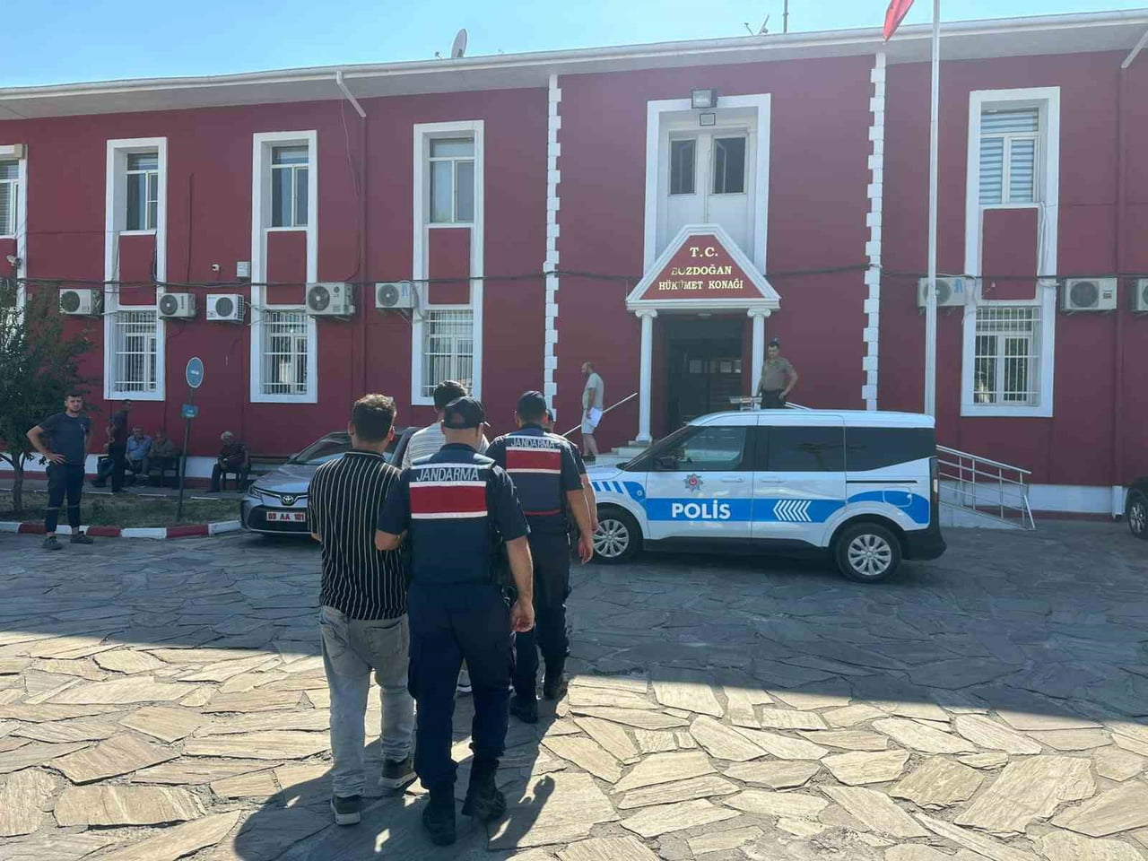 JANDARMADAKİ İŞLEMLERİNİN ARDINDAN ADLİYEYE SEVK EDİLEN ŞÜPHELİLERDEN N.Ö. TUTUKLANARAK CEZAEVİNE...