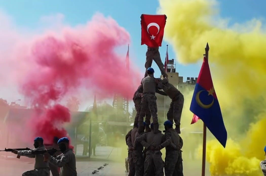 JANDARMADAN 30 AĞUSTOS’A ÖZEL GÖSTERİ: İNSAN PİRAMİDİNİN ZİRVESİNDE TÜRK BAYRAĞI