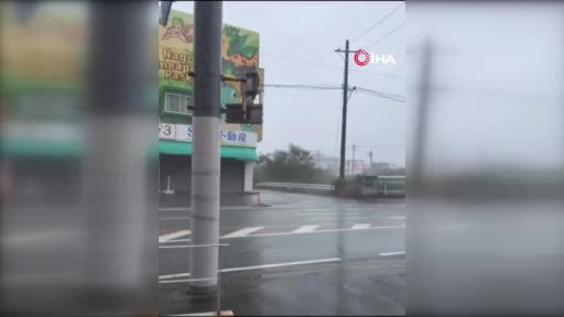 Japonya'nın Okinawa Adası'nda etkili olan Dolphin Tayfunu nedeniyle 6 kişi yaralandı ve 50 binden...