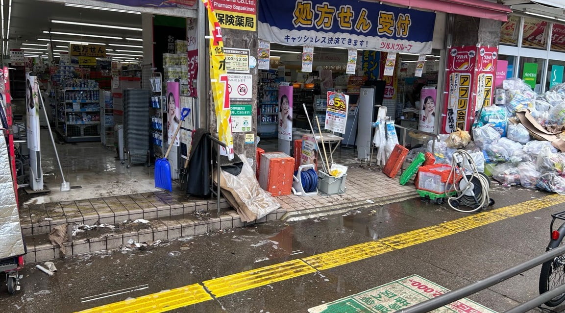 JAPONYA’NIN CHİBA EYALETİNDE ETKİLİ OLAN REKOR DÜZEYDEKİ YAĞIŞLARIN YOL AÇTIĞI SEN BASKINLARINDA...