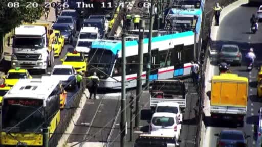 Kabataş-Bağcılar seferini yapan tramvay Fındıklı istasyonunda raydan çıktı