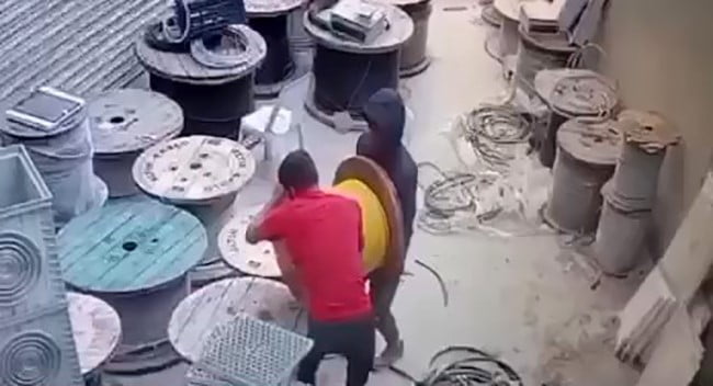 KABLO HIRSIZLIĞI KAMERAYA YANSIDI