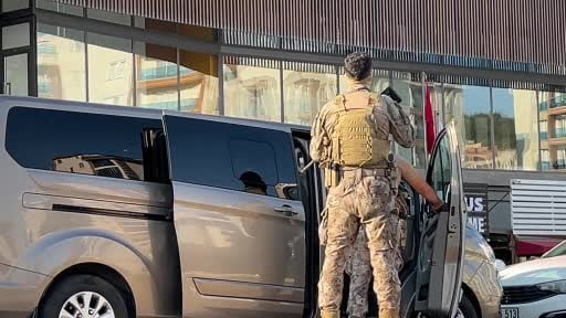 Kaçmaya çalışan şüpheli merdivenlerden düşerek yakalandı