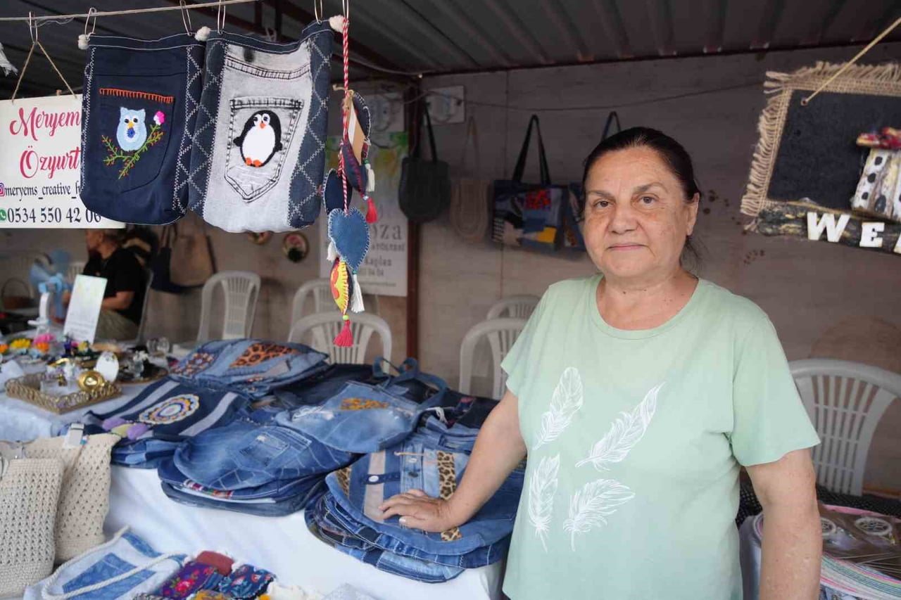 KADIN EMEĞİ FESTİVALİ’NDE STANT AÇAN 65 YAŞINDAKİ MERYEM ÖZYURT, ESKİ KOT PANTOLONLARI BİRBİRİNDEN...