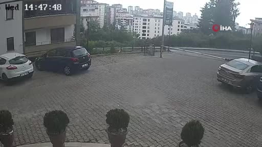 Kadın sürücü fren yerine gaza basınca site duvarından aşağıya böyle uçtu: 1’i çocuk 3...