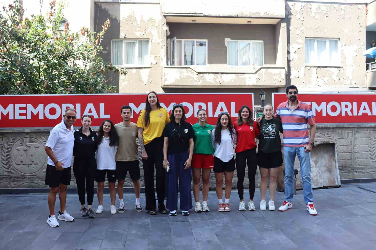 KADINLAR BASKETBOL SÜPER LİGİ EKİPLERİNDEN MELİKGAZİ KAYSERİ BASKETBOL'DA TEKNİK EKİP İLE 6 OYUNCU...