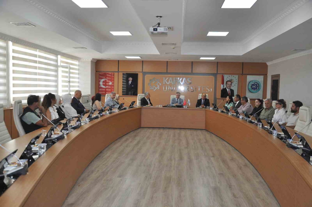 KAFKAS ÜNİVERSİTESİ İLE TÜRKİYE BEYAZAY DERNEĞİ ARASINDA “ENGELSİZ ÜNİVERSİTE” İŞ...
