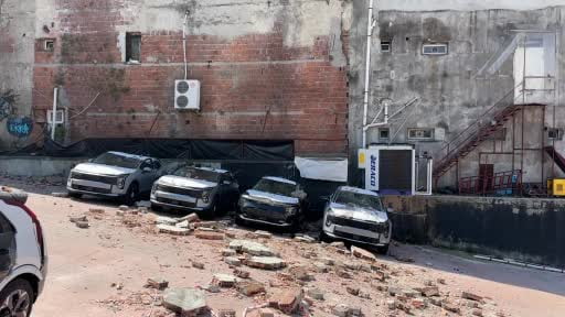 Kağıthane'de duvar sıfır kilometre araçların üzerine çöktü, araçlarda büyük çapta hasar...