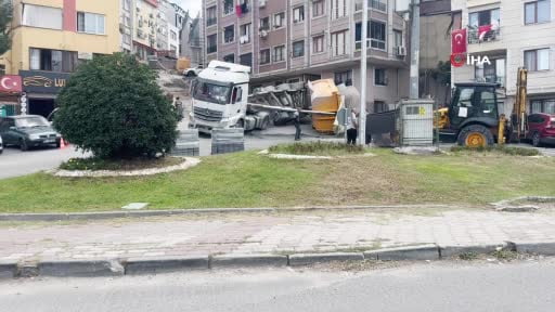 Kağıthane’de kum yüklü hafriyat kamyonunun dorsesi yola devrildi
