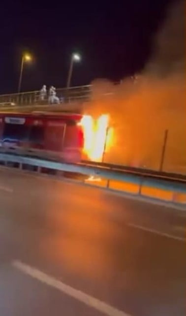 KAĞITHANE’DE METROBÜS ALEVLERE TESLİM OLDU, YOLCULAR TAHLİYE EDİLDİ