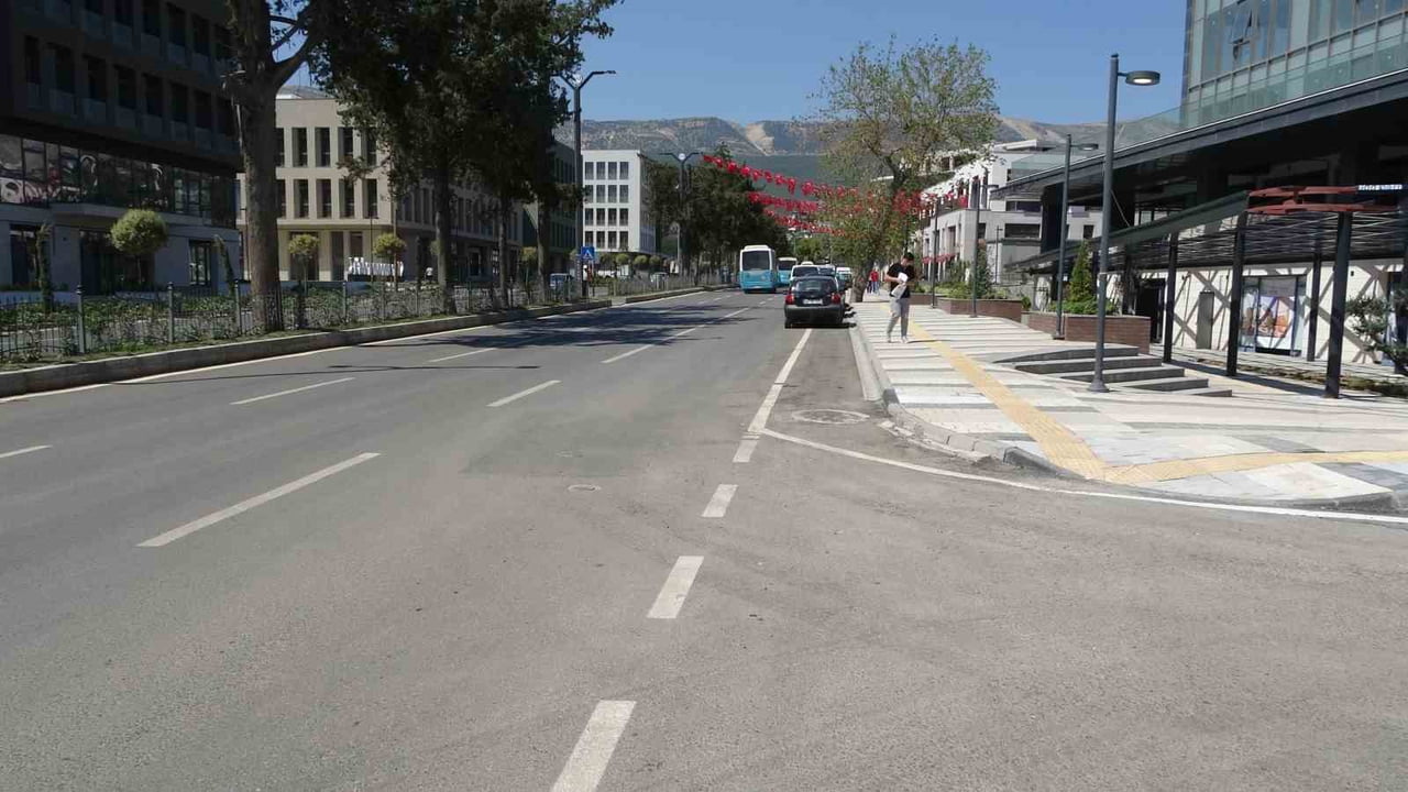 KAHRAMANMARAŞ'TA 40 DERECEYİ AŞAN BUNALTICI SICAKLAR NEDENİYLE CADDE VE SOKAKLAR BOŞ KALDI.