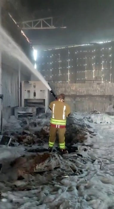 KAHRAMANMARAŞ'TA BİR TEKSTİL FABRİKASINDA ÇIKAN YANGIN EKİPLERİN MÜDAHALESİYLE...