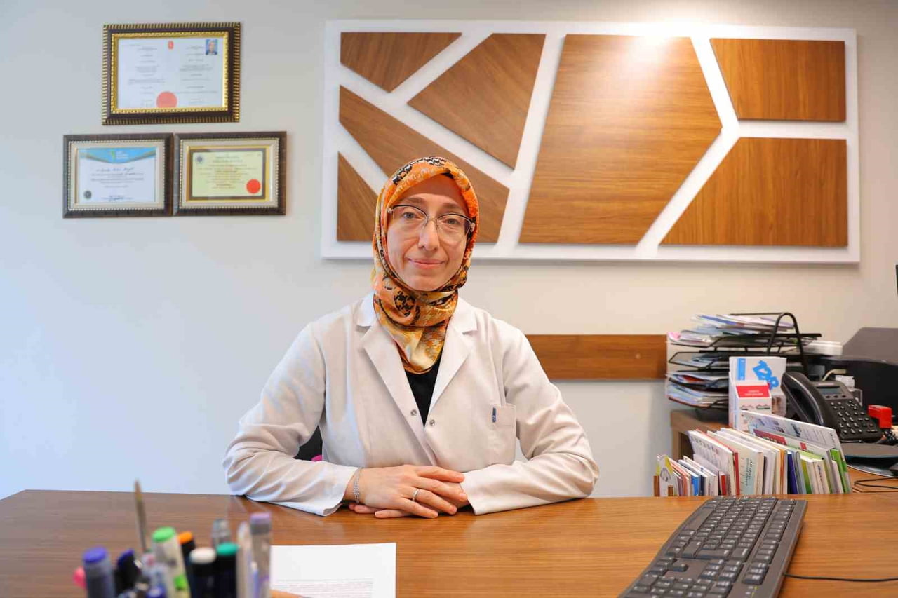 KAHRAMANMARAŞ'TA İÇ HASTALIKLARI UZMANI DR. CEMİLE ARIKAN ŞENGÜL, SICAK ÇARPMASI VE SIVI KAYBINA...