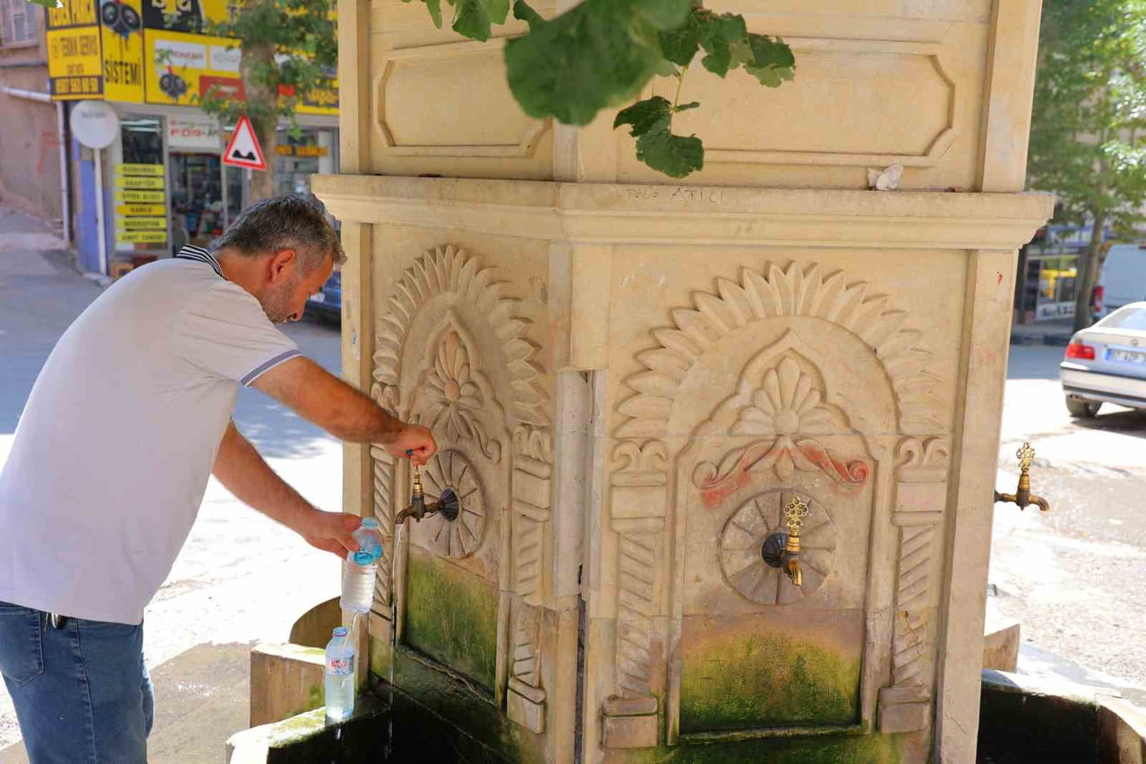 KAHRAMANMARAŞ'TA SICAK HAVA YAŞAMI OLUMSUZ ETKİLİYOR. TERMOMETRELERİN 42 DERECEYİ GÖSTERDİĞİ...