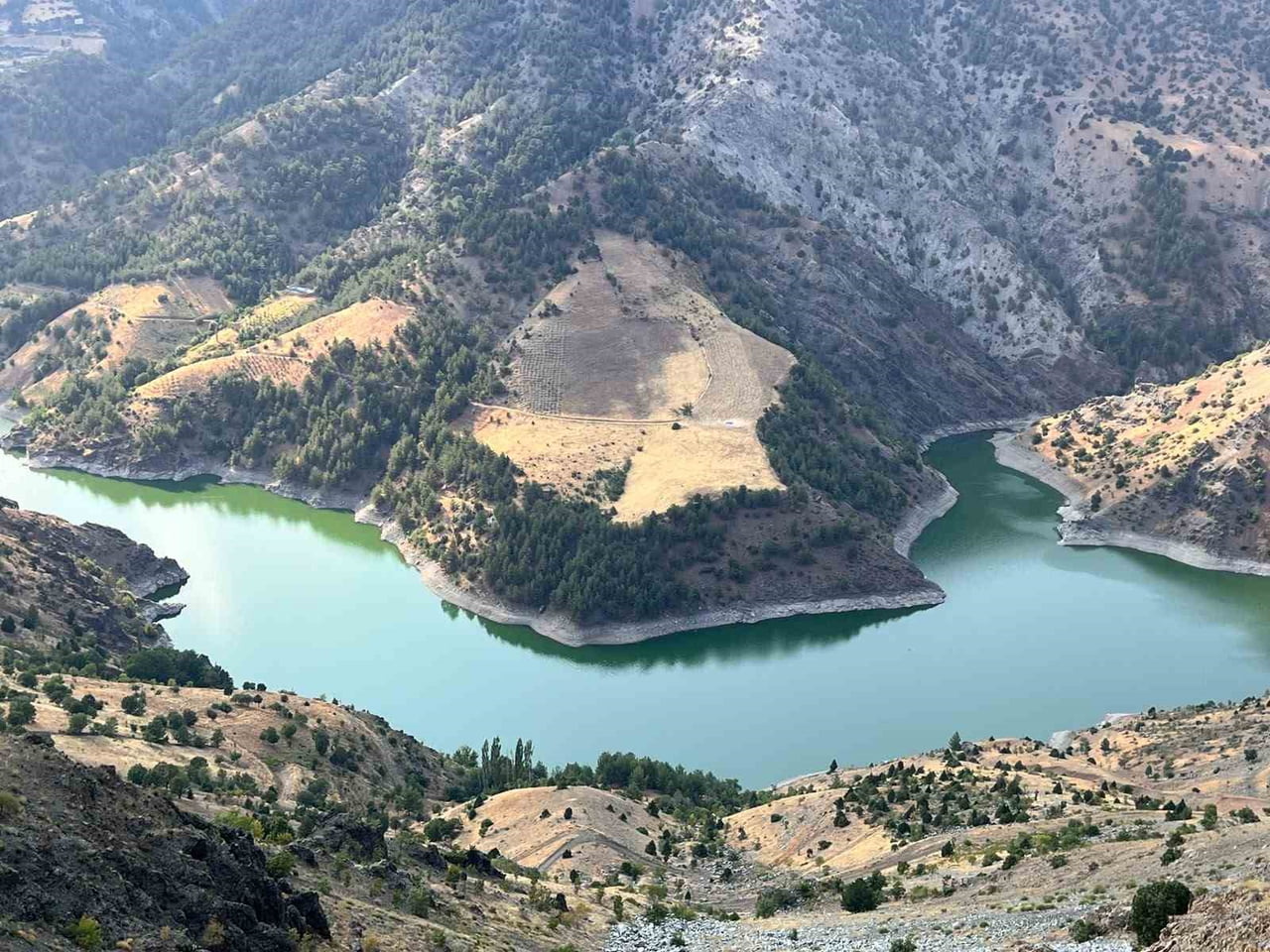 KAHRAMANMARAŞ’TA BULUNAN SARIGÜZEL BARAJI, BARAJ GÖLÜ VE ÇEVRESİNDEKİ YÜKSEK DAĞLARLA ORTAYA ÇIKAN...
