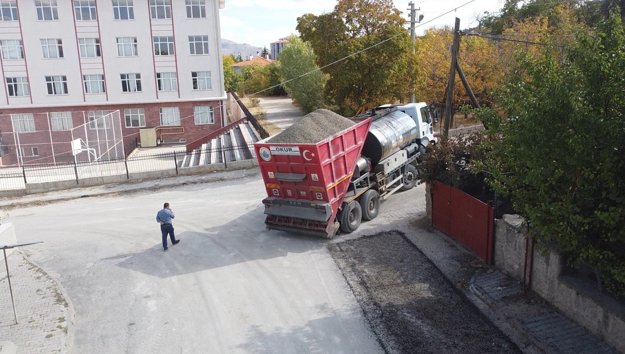 KAMAN BELEDİYE BAŞKANI EMRE DEMİRCİ; İLÇENİN ULAŞIM ALTYAPISINI GÜÇLENDİRMEK AMACIYLA YÜRÜTÜLEN...