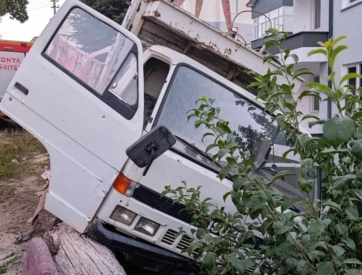 KAMYONETİN BAHÇE DUVARINA ASILI KALMASI VE ÜZERİNDEKİ DEV BORULARIN OLUŞTURDUĞU YÜK NEDENİYLE...