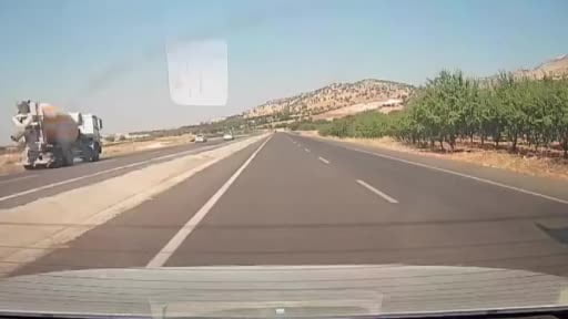 Kamyonetin eşeğe çarpma anı kamerada
