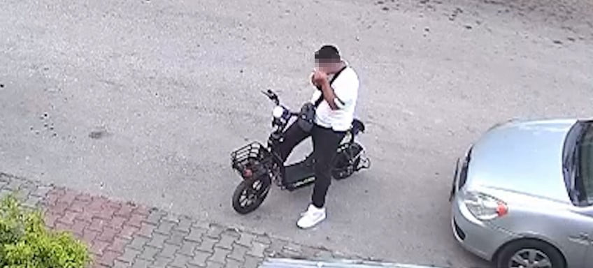 KAN DONDURAN O ANLAR, SOKAĞI GÖREN BİR EVİN GÜVENLİK KAMERASI TARAFINDAN KAYDEDİLDİ.