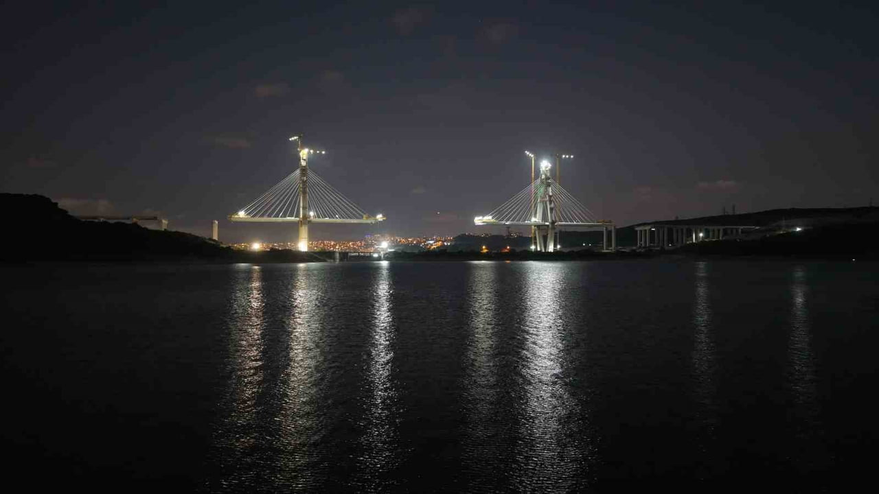 KANAL İSTANBUL GÜZERGAHINDA İNŞA EDİLEN İLK KÖPRÜ OLAN SAZLIDERE KÖPRÜSÜ’NDE ÇALIŞMALAR GECE...