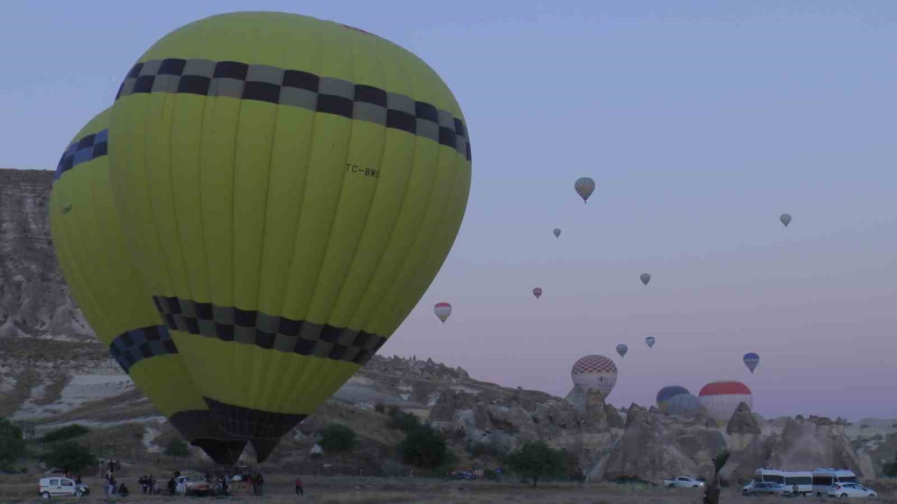 KAPADOKYA’DA ETKİLİ OLAN OLUMSUZ HAVA ŞARTLARI NEDENİYLE SICAK HAVA BALONLARI ÜÇ GÜNDÜR...