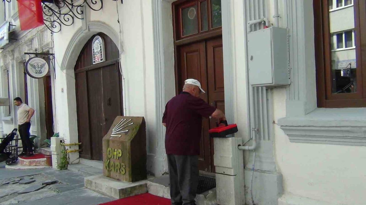KAPIYI ÇİLİNGİR AÇTI