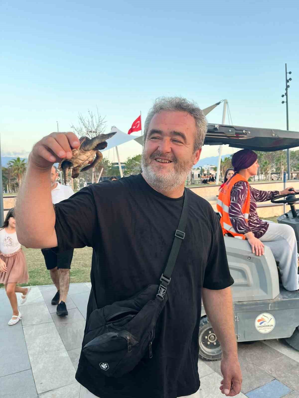 KAPLUMBAĞAYI KURTARAN İLKER UNUTMAZ