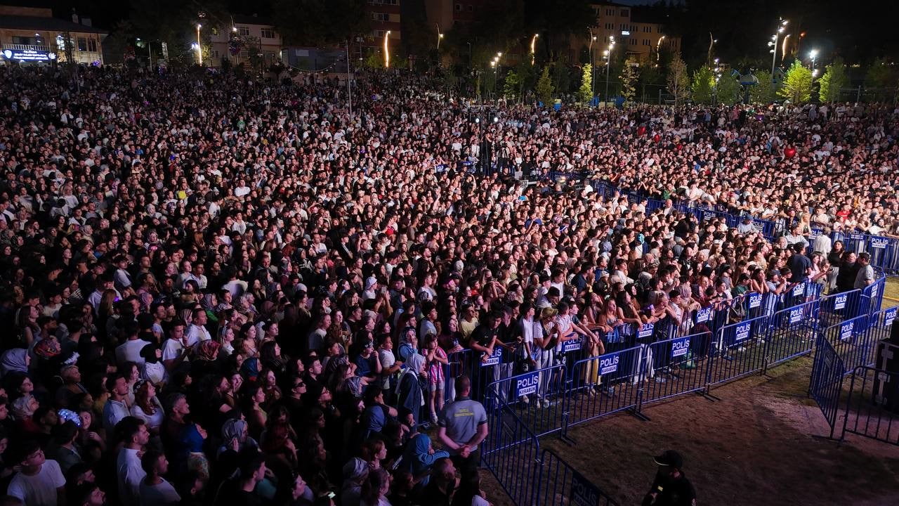 KARABÜK'TE 7 AĞUSTOS KARABÜKLÜLER GÜNÜ KAPSAMINDA DÜZENLENEN KONSERDE HAKAN PEKER VE SEFO SAHNE...