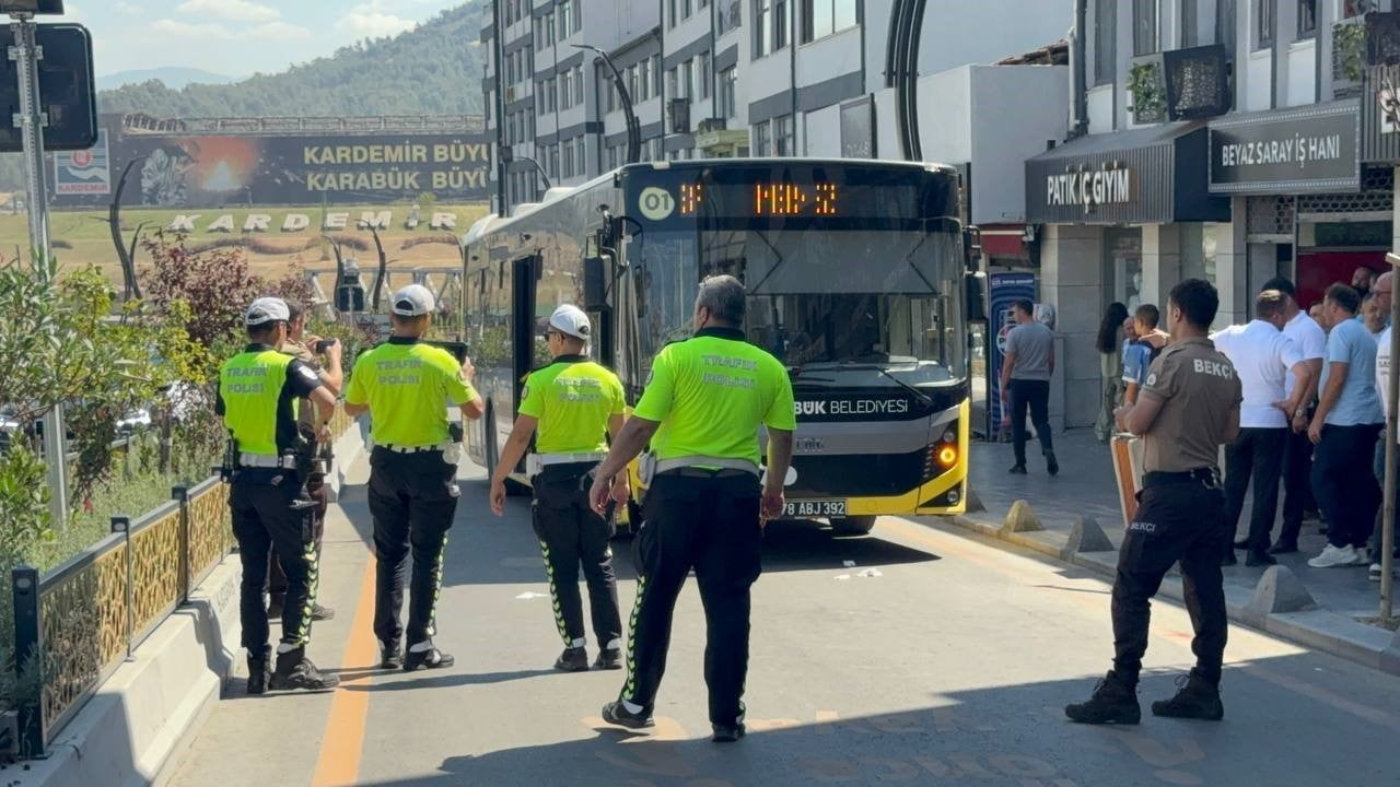 KARABÜK'TE BELEDİYE OTOBÜSÜNÜN YAYA GEÇİDİNDEN KARŞIYA GEÇMEYE ÇALIŞAN YAYAYA ÇARPMASI SONUCU...