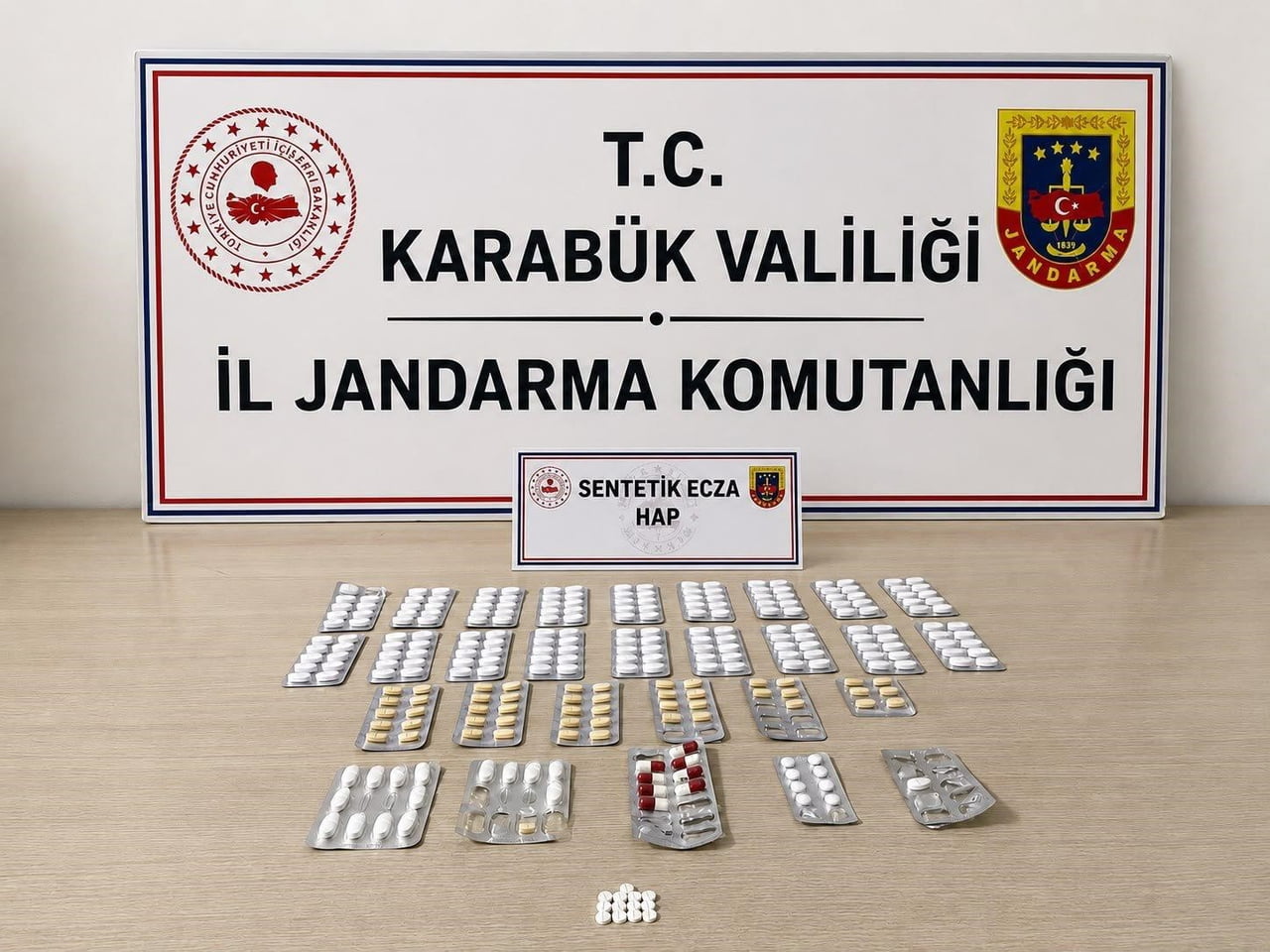 KARABÜK'TE DÜZENLENEN UYUŞTURUCU OPERASYONLARINDA 273 ADET SENTETİK HAP VE AMFETAMİN EMDİRİLMİŞ 10...
