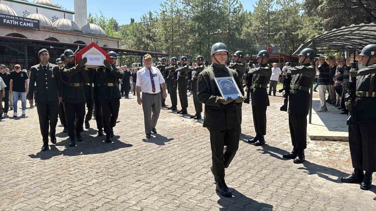 KARABÜK'TE HAYATINI KAYBEDEN KIBRIS GAZİSİ RUHİ İLTEROĞLU ASKERİ TÖRENLE SON YOLCULUĞUNA...