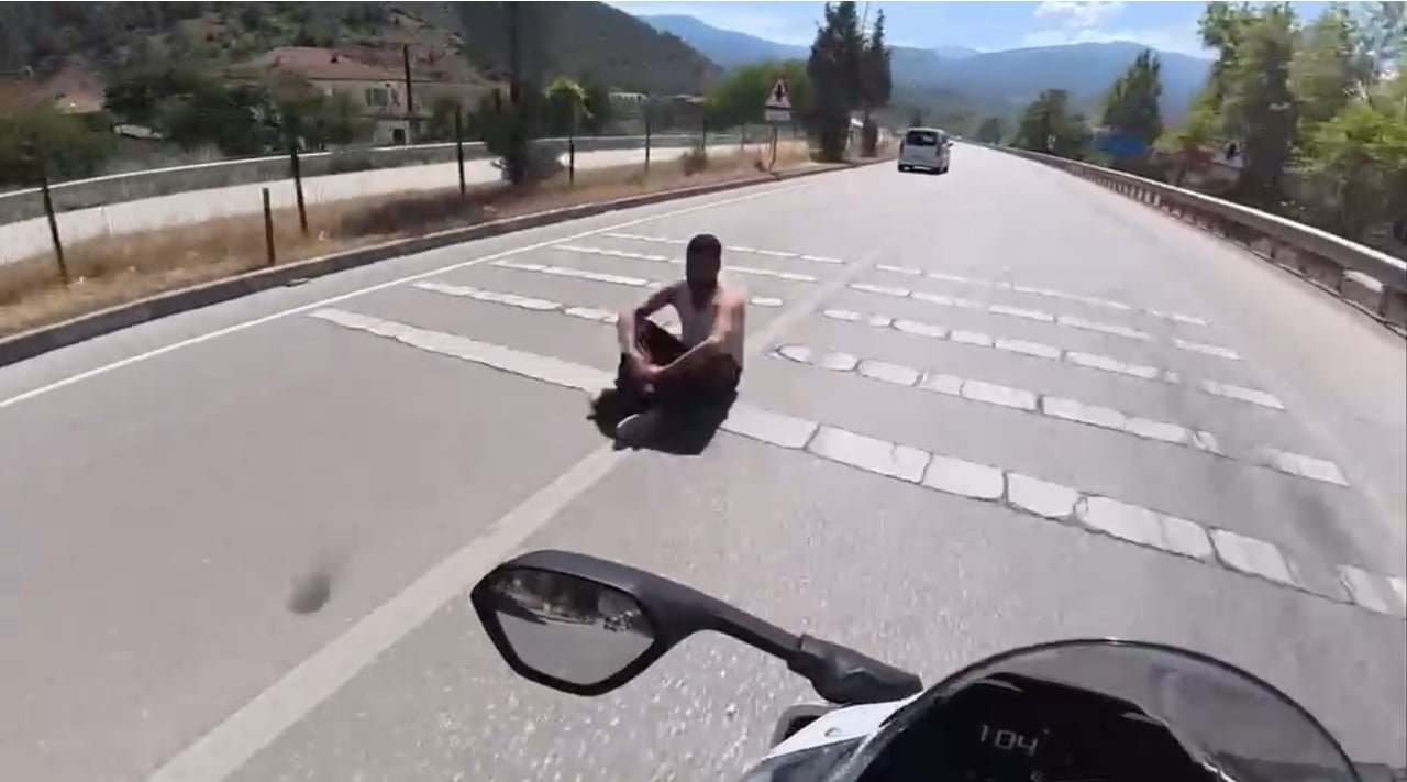 KARABÜK'TE İKİ AYRI NOKTADA KARA YOLUNA OTURAN VE AKAN TRAFİKTE YÜRÜYEN KİŞİLERİN TEHLİKELİ...