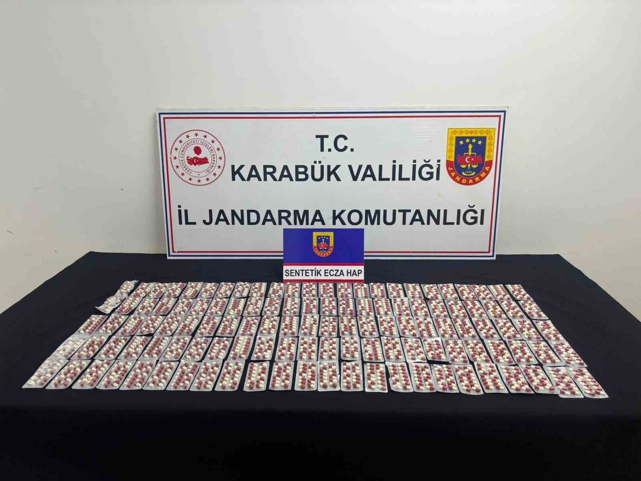 KARABÜK'TE JANDARMA EKİPLERİNCE DÜZENLENEN İKİ AYRI OPERASYONDA BİN 901 ADET SENTETİK ECZA HAPI...