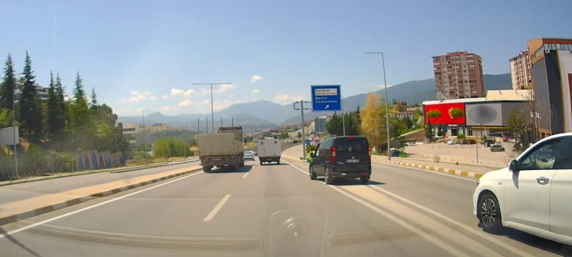 KARABÜK'TE KONTROLSÜZ ŞEKİLDE YOLA ÇIKAN VE ANİ ŞERİT DEĞİŞTİREN BAZI SÜRÜCÜLERİN TRAFİĞİ...