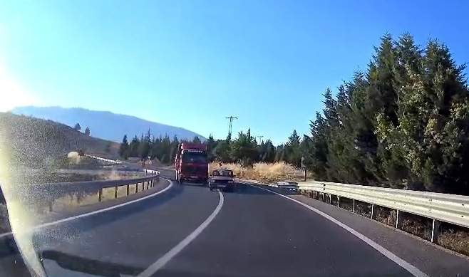 KARABÜK'TE VİRAJDA ÖNÜNDEKİ KAMYONU HATALI ŞEKİLDE SOLLAYAN OTOMOBİL, KARŞI YÖNDEN GELEN ARAÇLA...