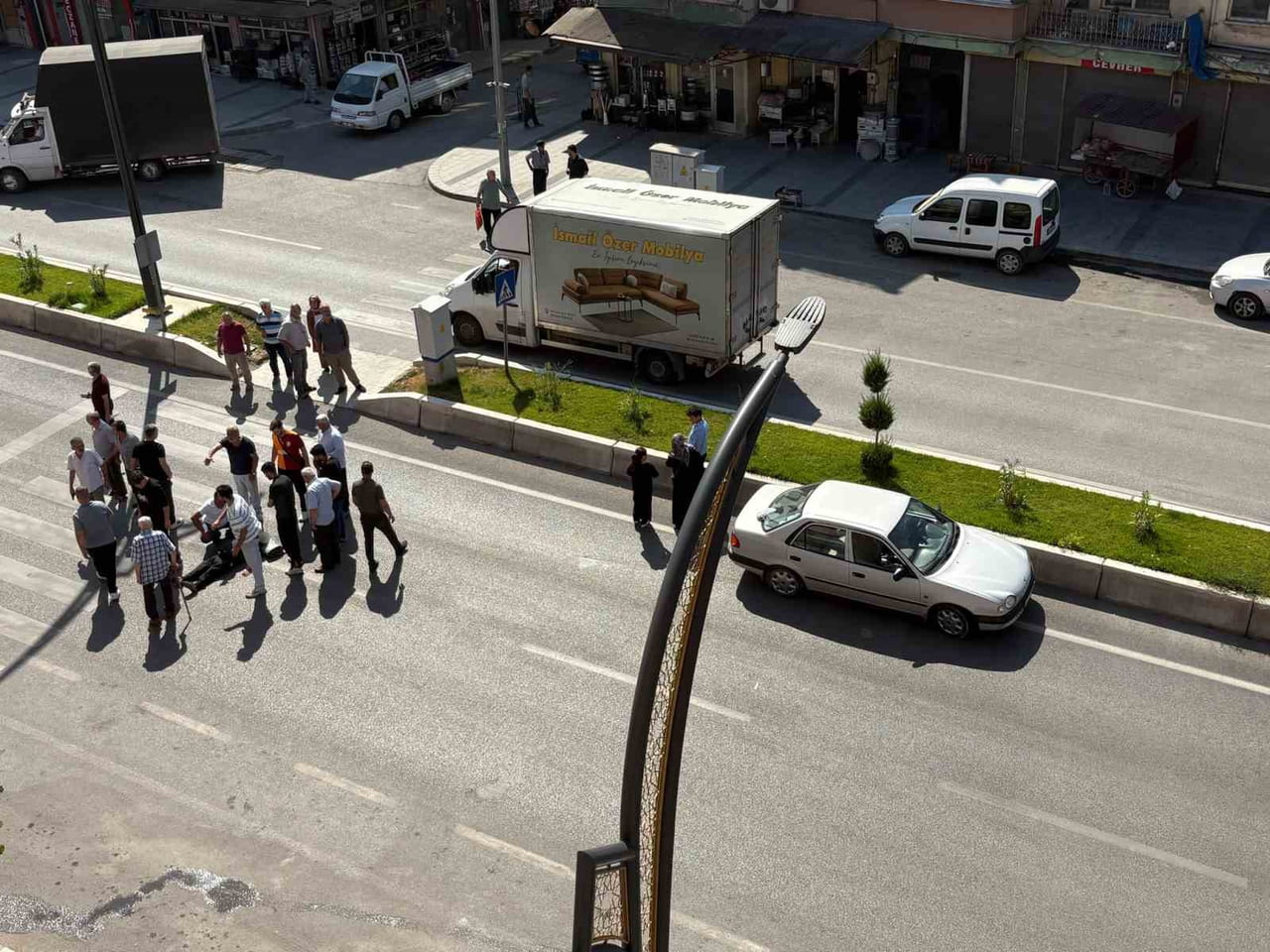 KARABÜK'TE YAYA GEÇİDİNDEN KARŞIYA GEÇMEYE ÇALIŞAN 77 YAŞINDAKİ KİŞİYE OTOMOBİLİN ÇARPMASI SONUCU...