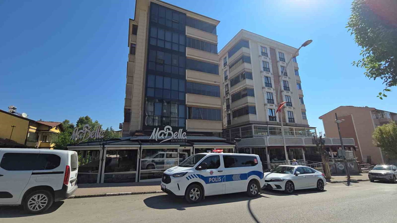 KARABÜK'ÜN SAFRANBOLU İLÇESİNDE ERKEK ARKADAŞIYLA TARTIŞTIKTAN SONRA 4. KATTAN DÜŞEN 21 YAŞINDAKİ...