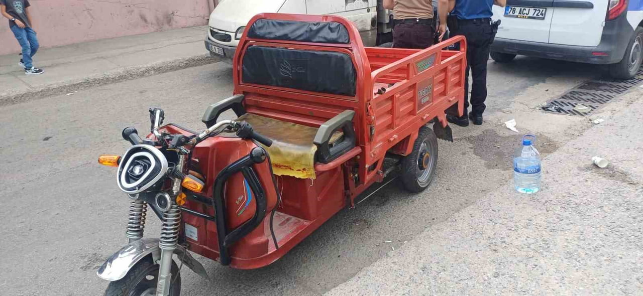 KARABÜK’TE HAFİF TİCARİ ARAÇ İLE ÇARPIŞAN ÜÇ TEKERLEKLİ ELEKTRİKLİ MOTOSİKLETTEKİ 4’Ü ÇOCUK 5 KİŞİ...