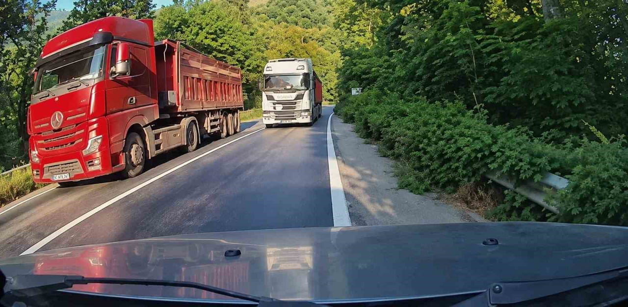 KARABÜK’TE HATALI SOLLAMA YAPAN KAMYONUN KARŞI YÖNDEN GELEN OTOMOBİLE ÇARPMASINA RAMAK KALA...