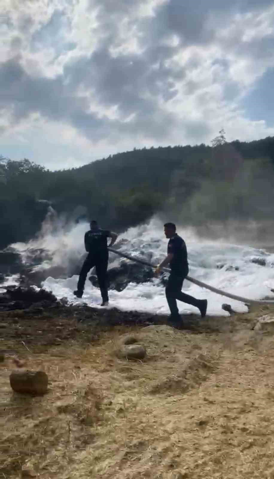 KARABÜK’ÜN ESKİPAZAR İLÇESİNDE ÇIKAN ANIZ YANGININDA 3 DÖNÜM ARAZİ ZARAR GÖRÜRKEN, ALEVLERİN...