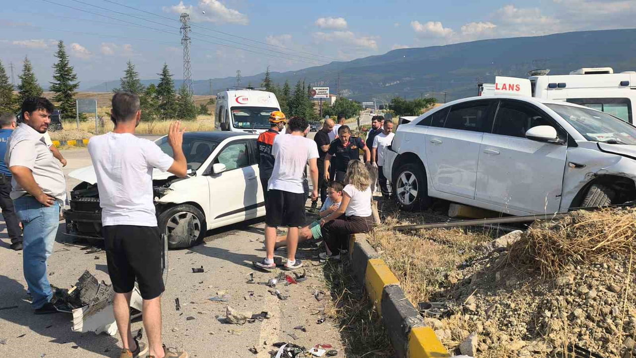 KARABÜK’ÜN SAFRANBOLU İLÇESİNDE İKİ OTOMOBİLİN ÇARPIŞMASI SONUCU 1’İ AĞIR 7KİŞİ...