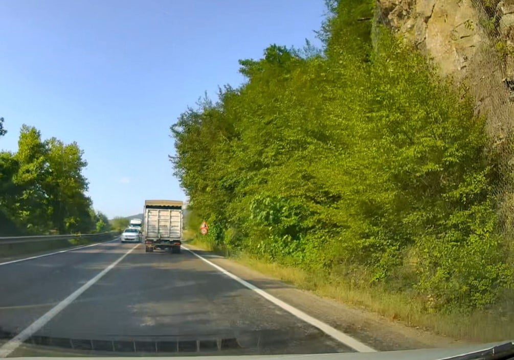 KARABÜK-YENİCE KARA YOLUNDA HATALI SOLLAMA YAPAN OTOMOBİLİN KARŞI YÖNDEN GELEN KAMYONLA KAFA...