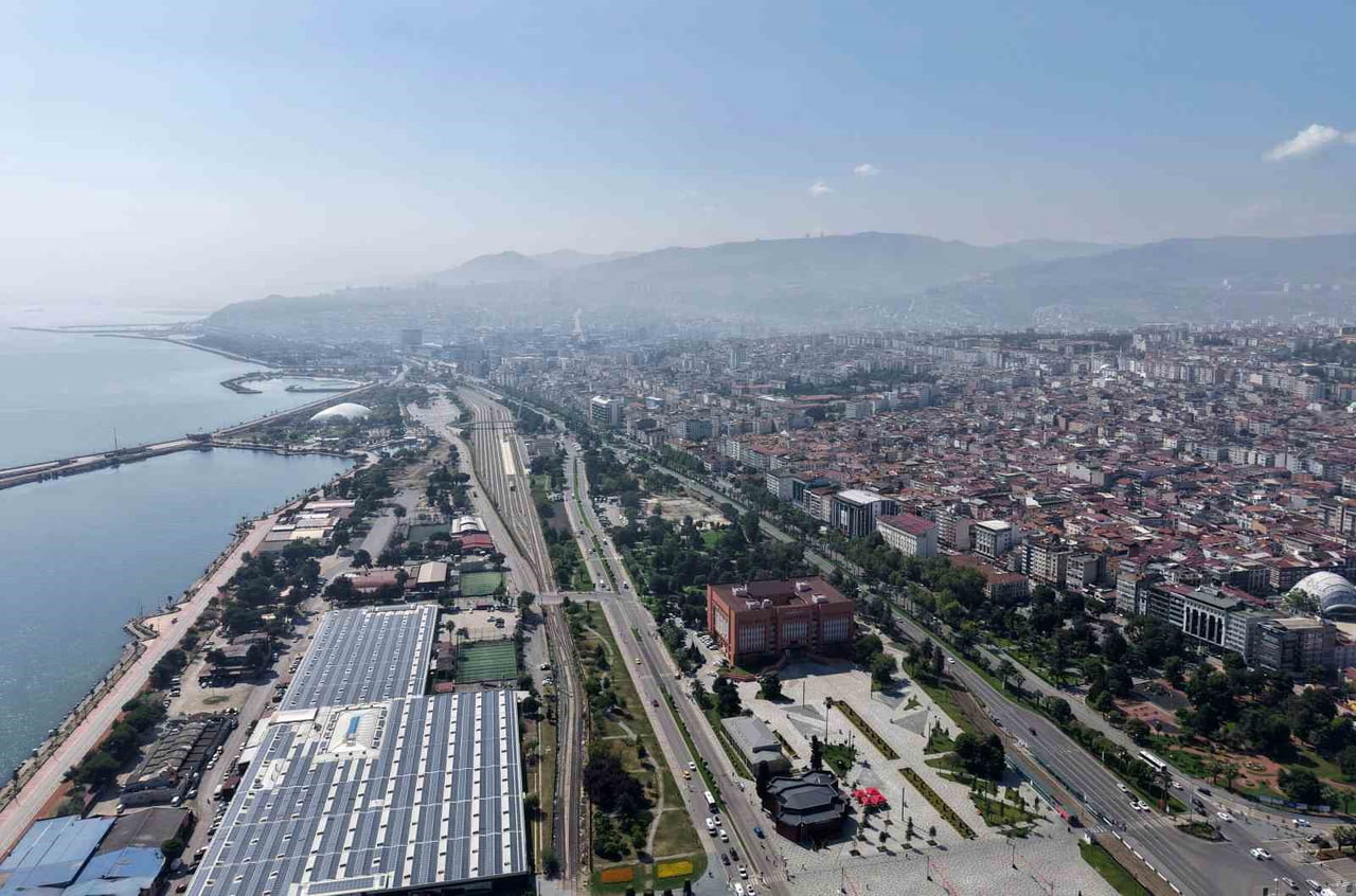 KARADENİZ’İN NEMLİ İKLİMİ, BİTKİ ÖRTÜSÜ VE MEVSİM GEÇİŞLERİNDEKİ HAVA DEĞİŞİMLERİNİN BİRÇOK KİŞİDE...