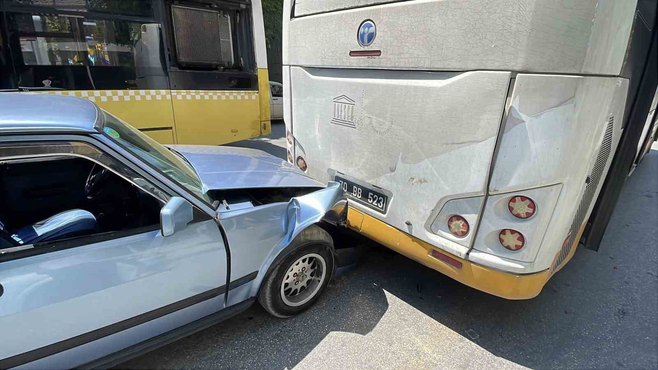 KARAMAN'DA BELEDİYEYE AİT HALK OTOBÜSÜNE ARKADAN ÇARPAN OTOMOBİLİN SÜRÜCÜSÜ YARALANDI.